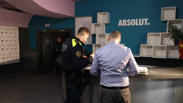 Un agente de la Guardia Urbana inspecciona la discoteca Wolf de Barcelona en Marina