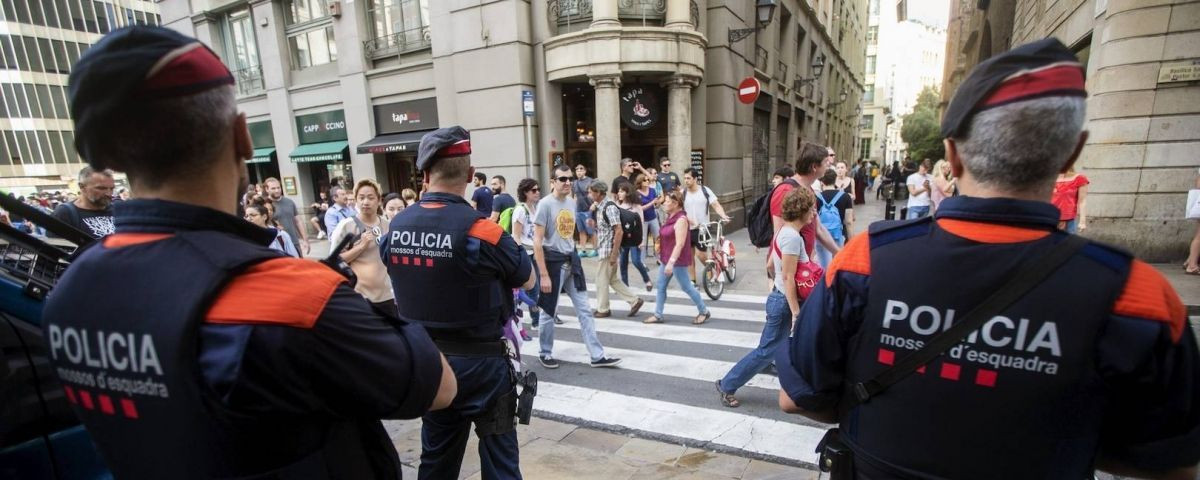 Agentes de los Mossos d'Esquadra investigan una estafa / EFE