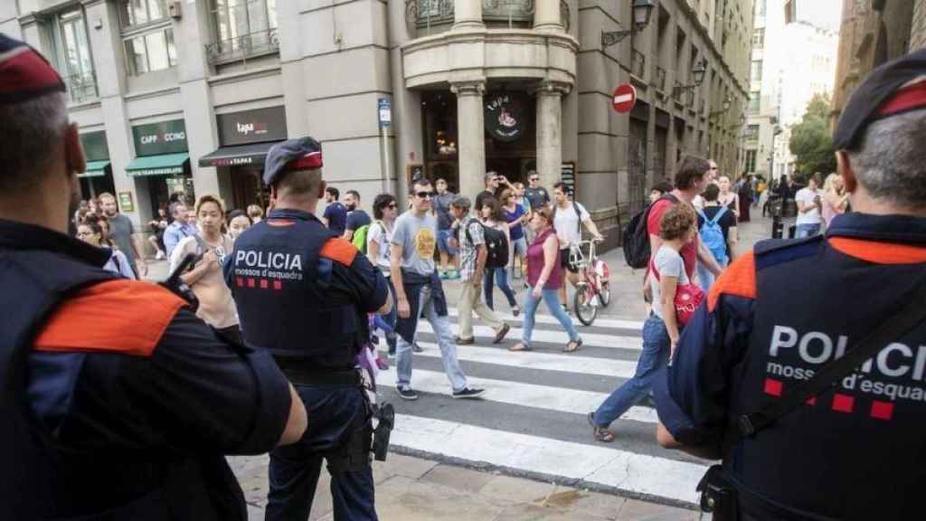 Agentes de los Mossos d'Esquadra investigan una estafa / EFE