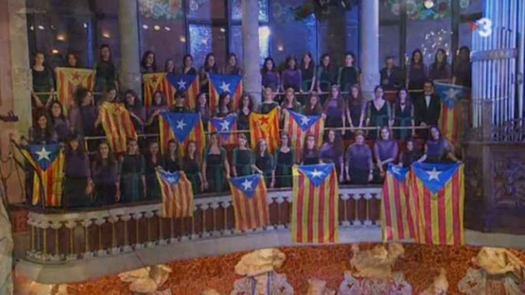 Integrantes del coro del Concierto de Sant Esteve exhiben esteladas / TWITTER