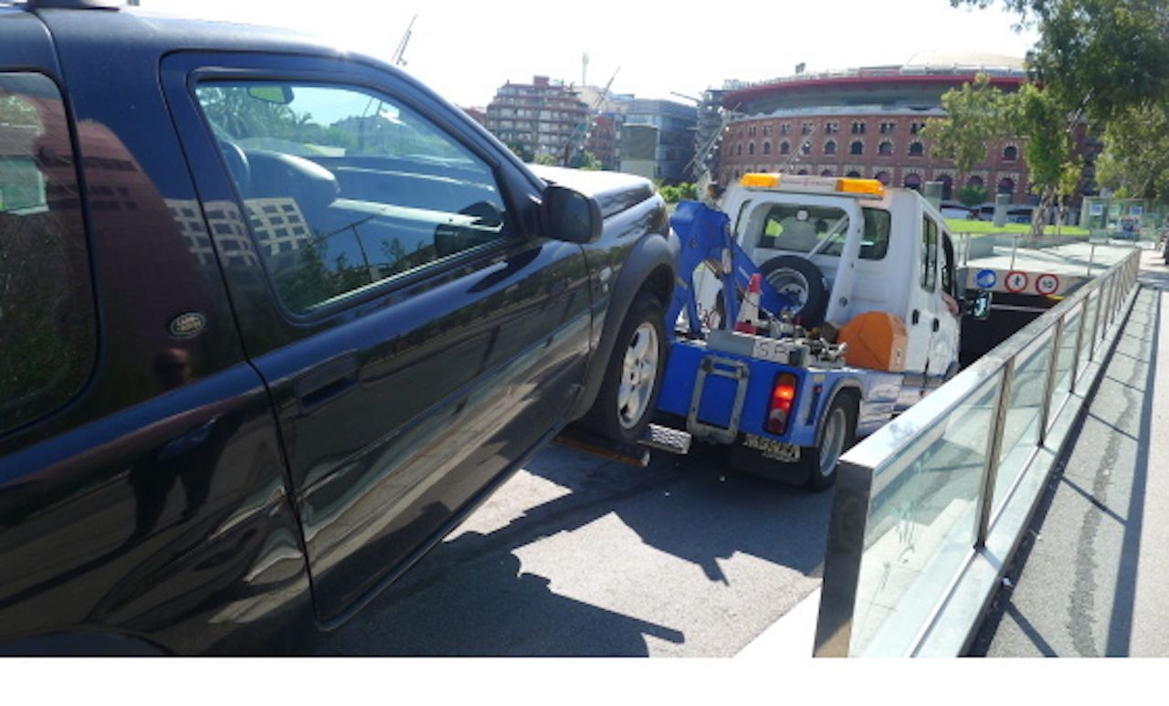 Una grúa entra un coche en un deposito municipal / AYUNTAMIENTO DE BARCELONA