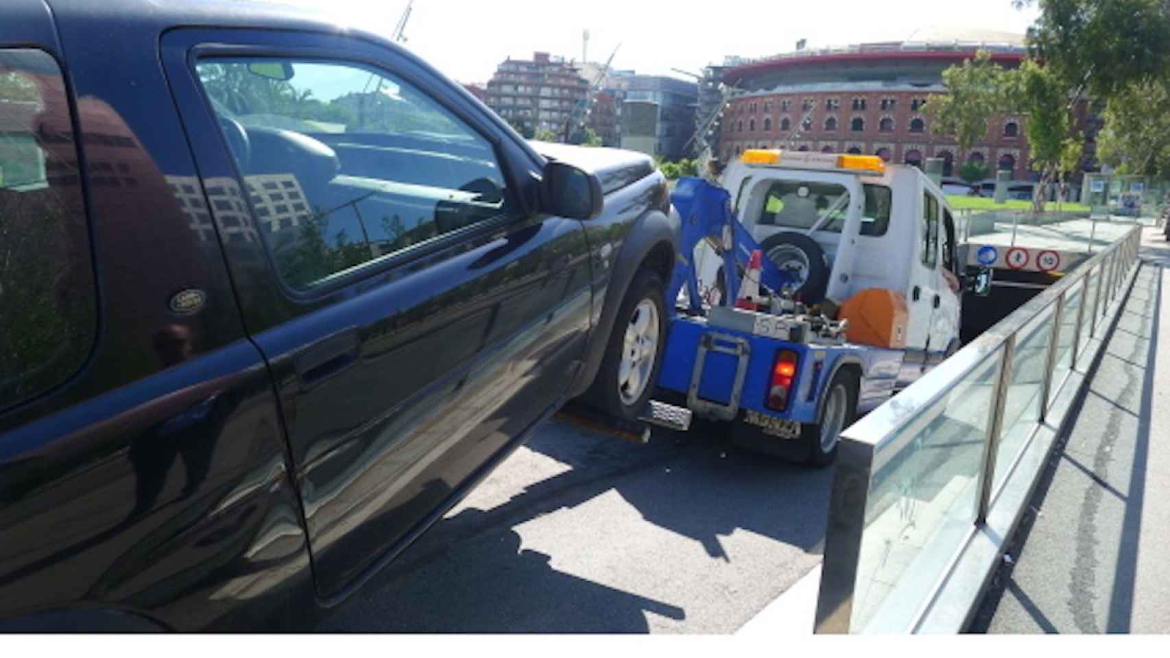 Una grúa entra un coche en un deposito municipal / AYUNTAMIENTO DE BARCELONA