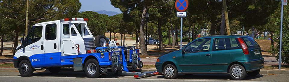 Una grúa se lleva un coche / B:SM