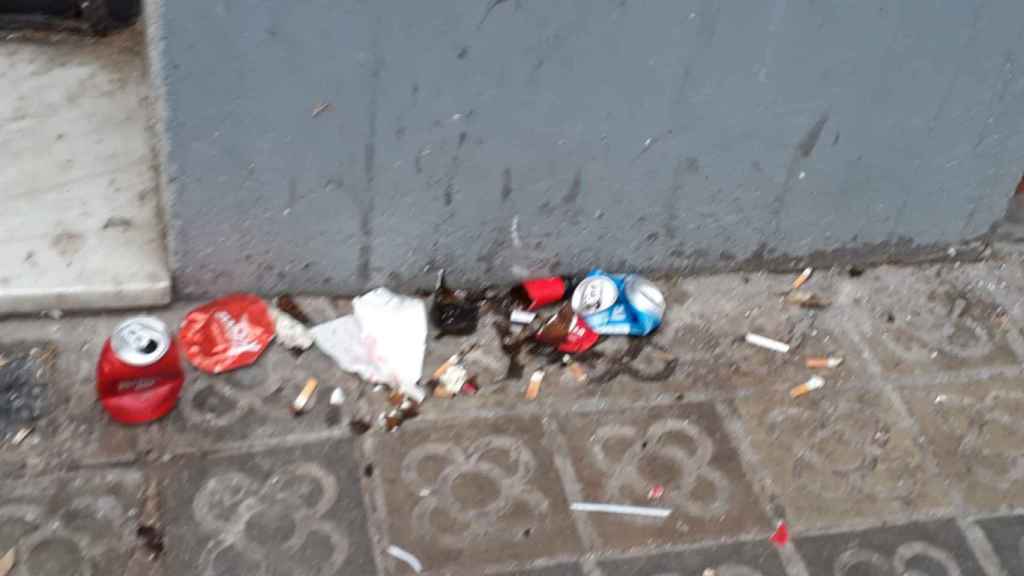 Restos de latas y botellas esta mañana en el barrio / Veïnat El Parc i La LLacuna del Poblenou