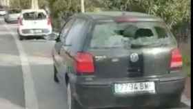 Coche con el cristal trasero roto en la avenida de l'Estadi de Barcelona / ANTI-RADAR CATALUNYA