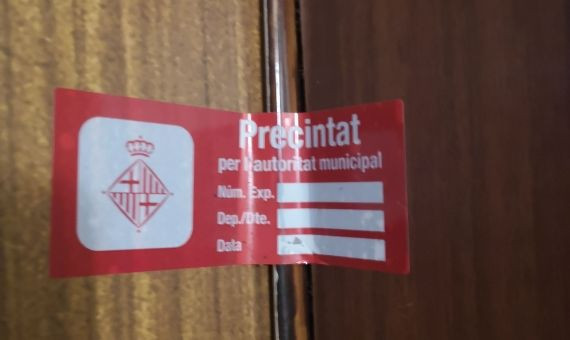 Precinto municipal en la puerta del local.