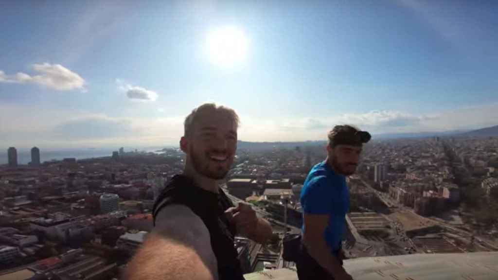 Imagen del vídeo que muestra cómo los escaladores trepan la torre Glòries / NICO MATHIEUX