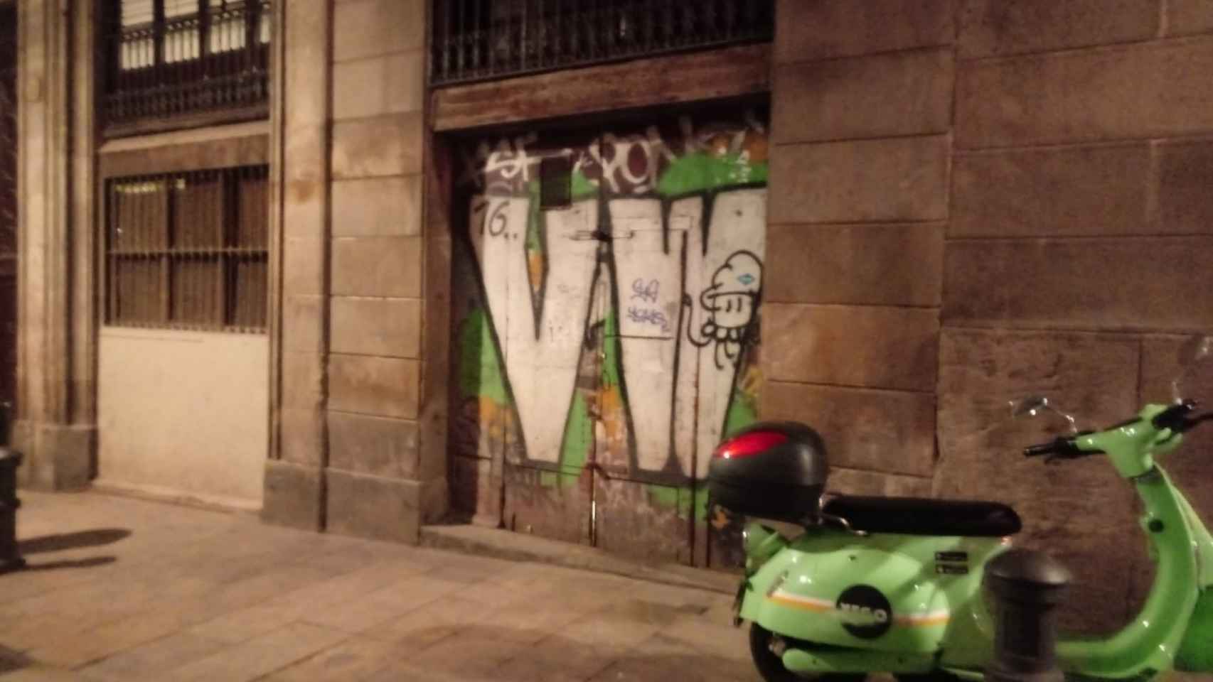 La puerta del presunto narcopiso del Gòtic / A.L.