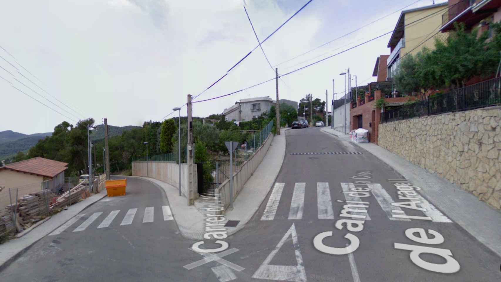 El apuñalamiento ocurrió en una casa de una urbanización en la calle de L'Alzina, en Corbera de Llobregat / GOOGLE MAPS