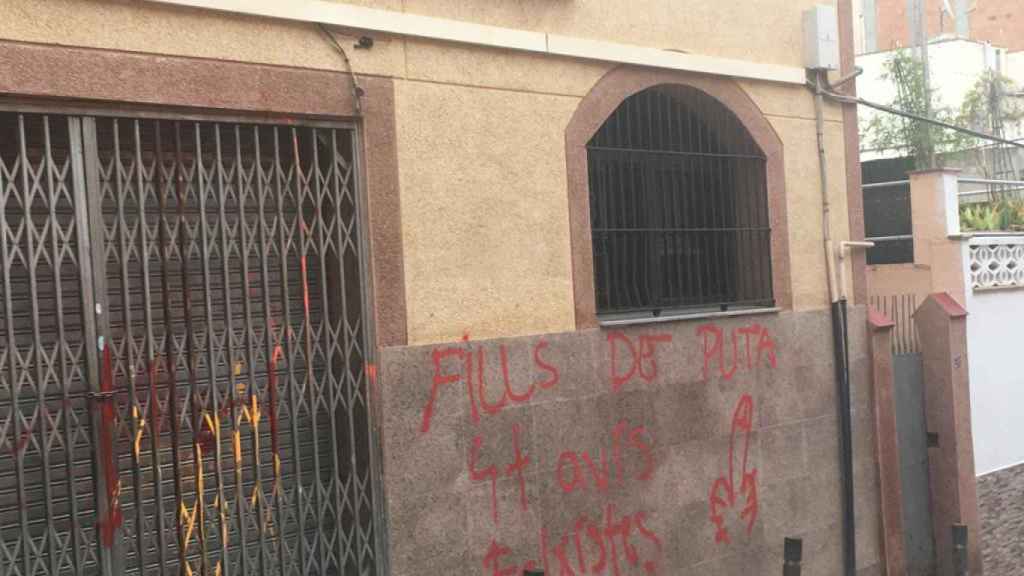 Pintadas de fascistas en el centro gallego de Horta como Fills de puta / @VMondelo