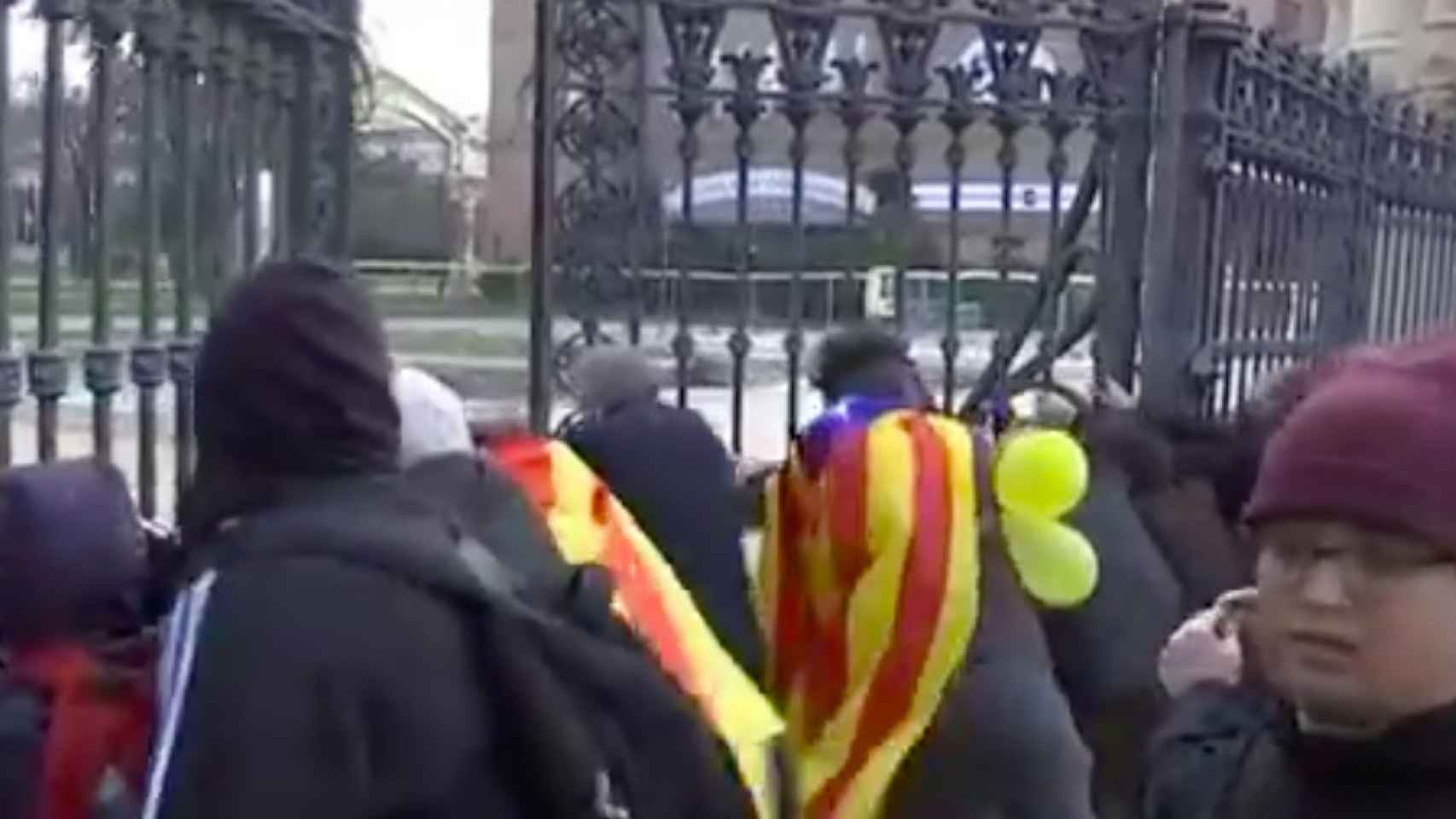 Grupos de independentistas entran en la Ciutadella / BETEVÉ CDR GÒTIC RAVAL