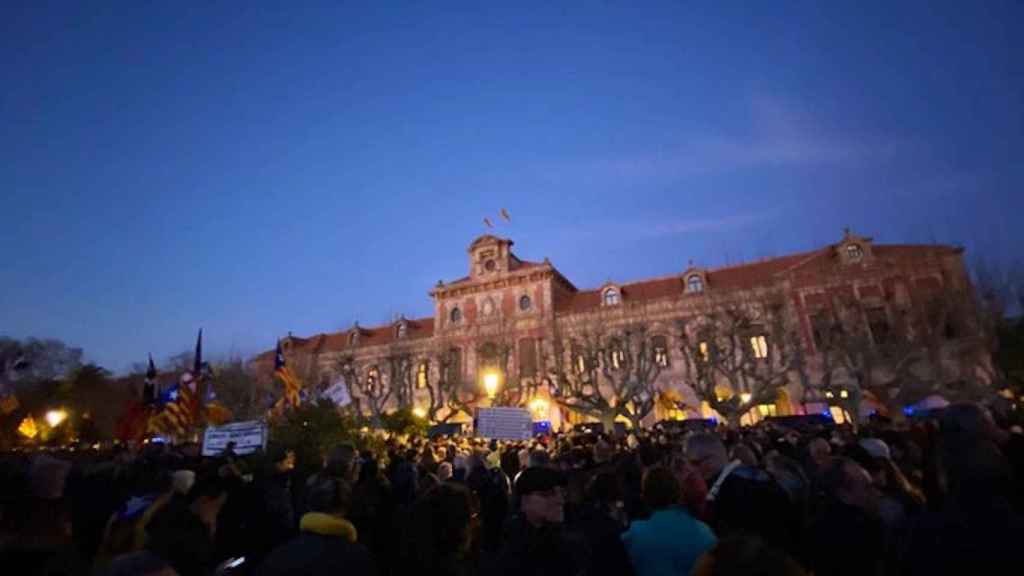 Un millar de personas, en la protesta frente al Parlament / ANC