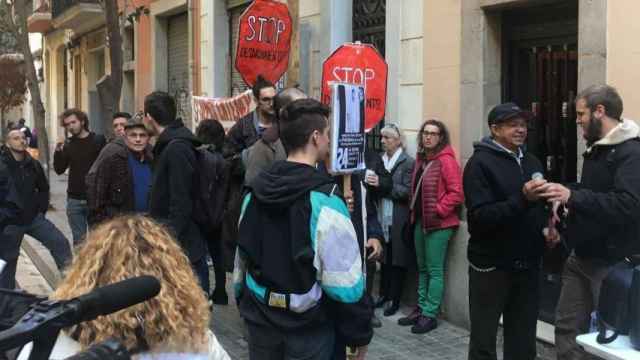 Un grupo de vecinos en uno de los tantos desahucios producidos en Barcelona, en este caso, en el Poble-sec / AROA ORTEGA