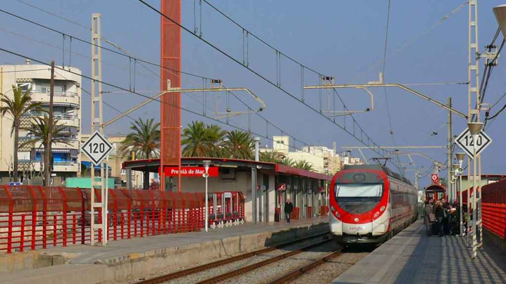 Un tren pasa por la estación de Premià de Mar, lugar donde ha ocurrido este suceso / TRENSCAT