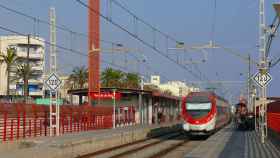 Un tren pasa por la estación de Premià de Mar, lugar donde ha ocurrido este suceso / TRENSCAT