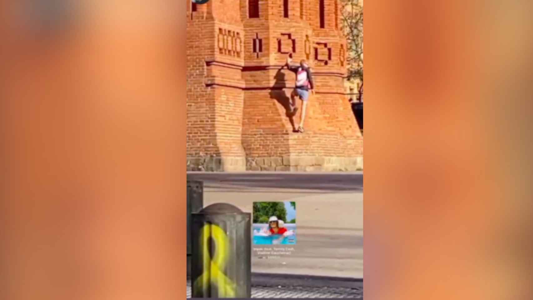 Persona escalando el Arc de Triomf en uno de los momentos más surrealistas en Barcelona / @BarcelonaCreatures vía INSTAGRAM