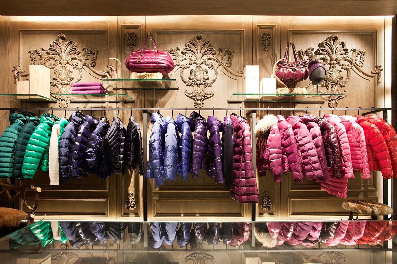 Interior de la tienda Moncler lleno de abrigos de colores