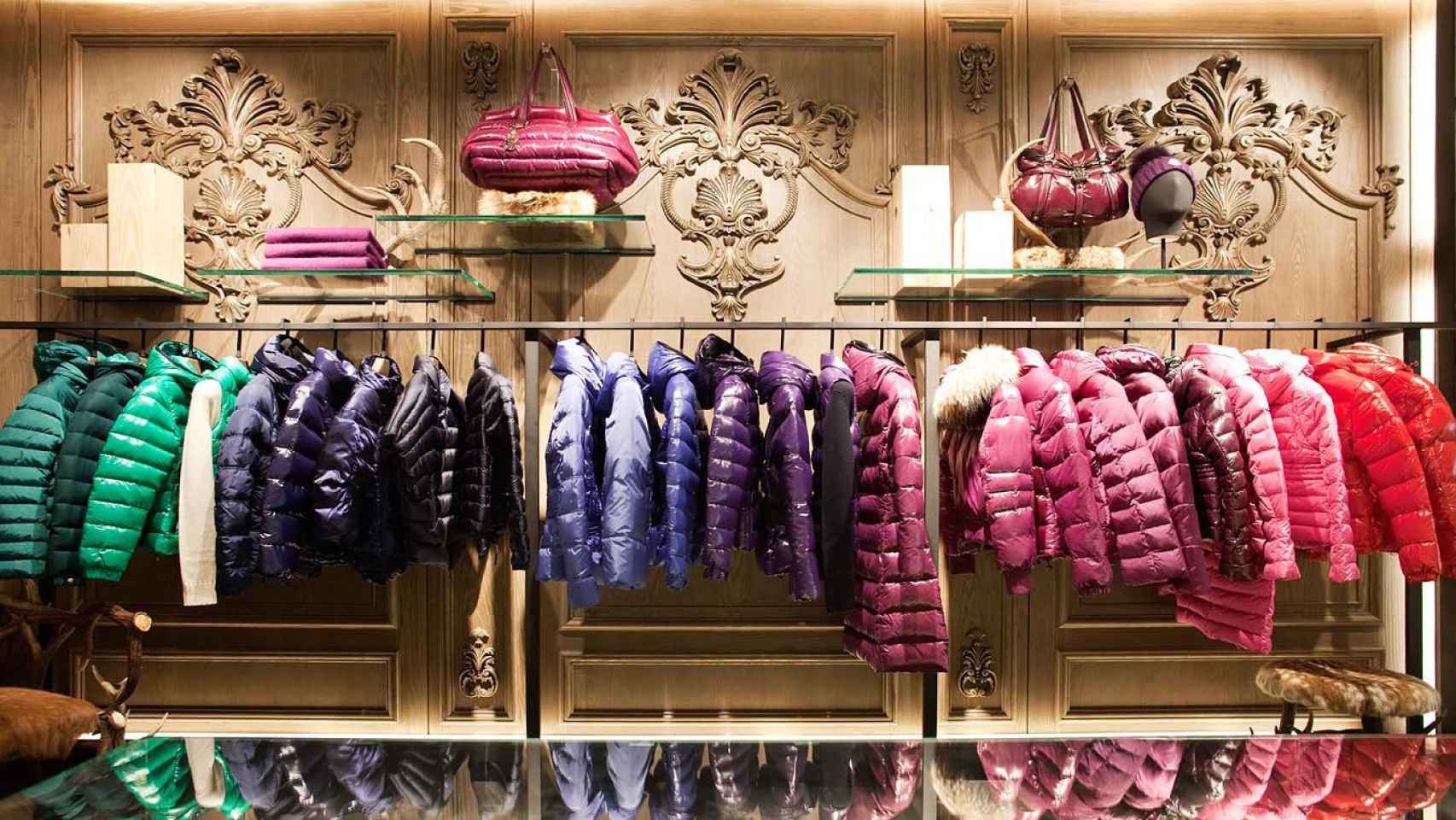 Interior de la tienda Moncler lleno de abrigos de colores