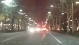 La Diagonal, a la altura de Balmes, con una parte de las luces de Navidad instaladas y apagadas / JORDI SUBIRANA