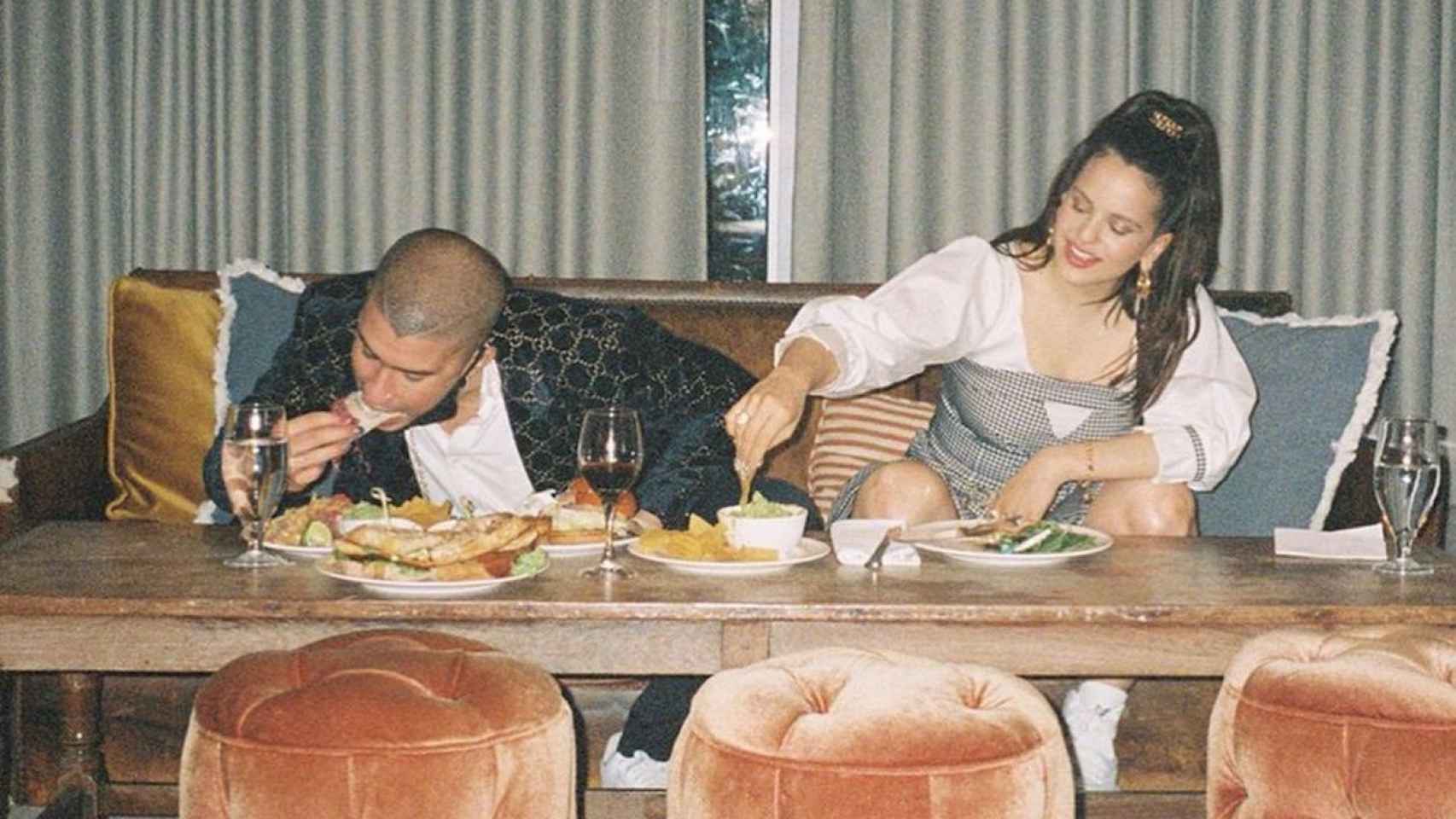 Rosalía, artífice de la canción 'Con Altura' comiendo junto al cantante Bad Bunny / INSTAGRAM