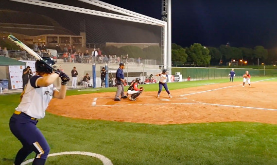 Encuentro inaugural en el campo de Softball / AJ BCN