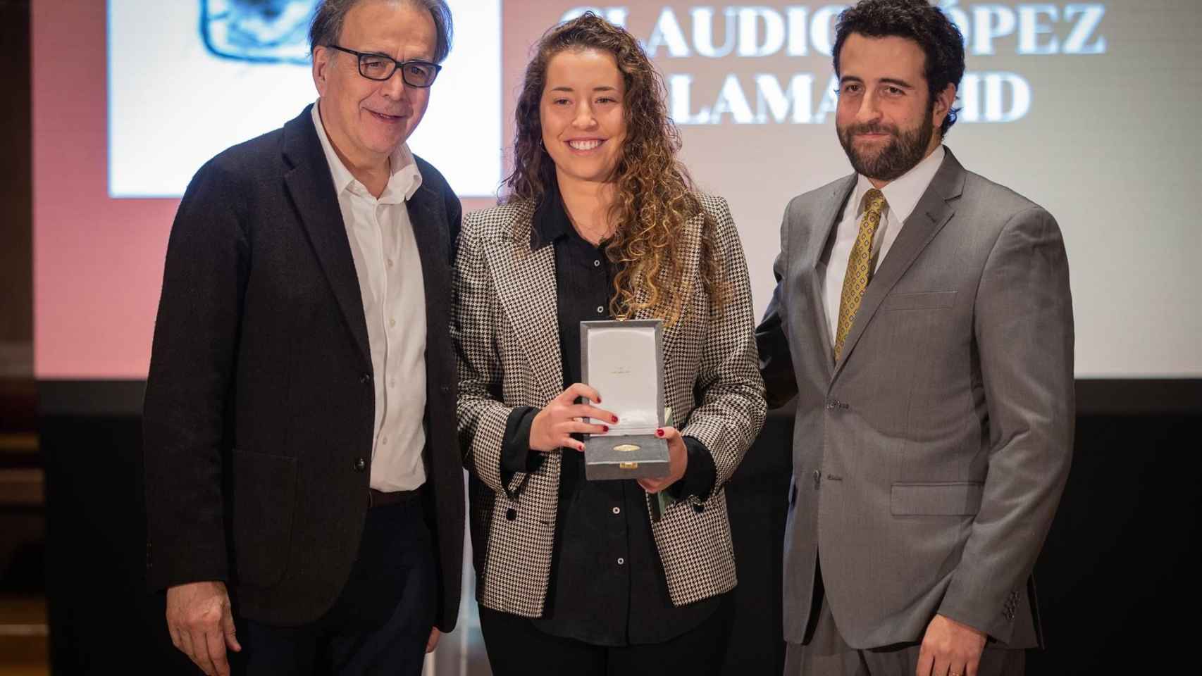 Joan Subirats, teniente de Alcaldía de Cultura, Educación, Ciencia y Comunidad; Jimena López de Lamadrid, hija de Claudio López de Lamadrid, y Jacobo López de Lamadrid, hijo de Claudio López