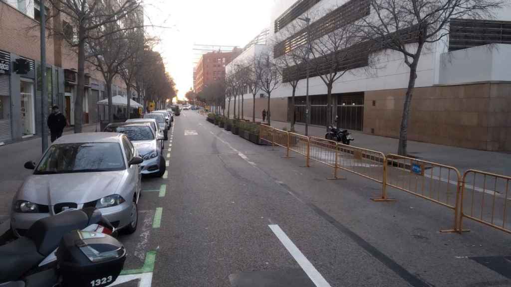 La calle de Provençals, con la escuela Grèvol a la derecha, pacificada con un solo carril de circulación / JORDI SUBIRANA