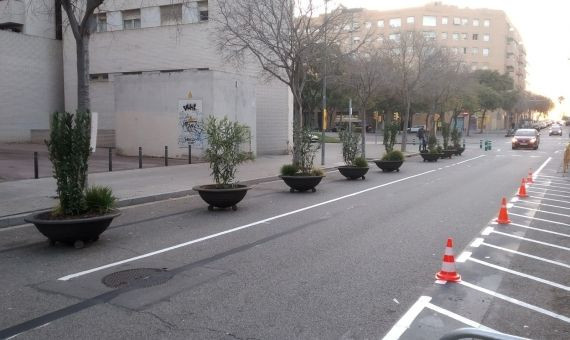 Macetas delante de la escuela Grèvol / JORDI SUBIRANA