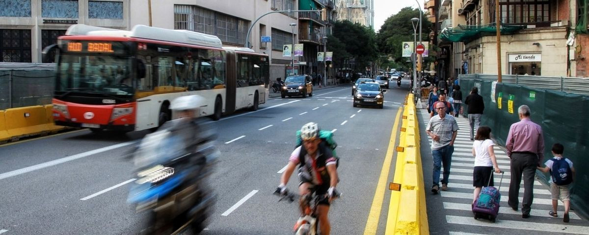 Un ciclista en la calle de Mallorca / METRÓPOLI - HUGO FERNÁNDEZ