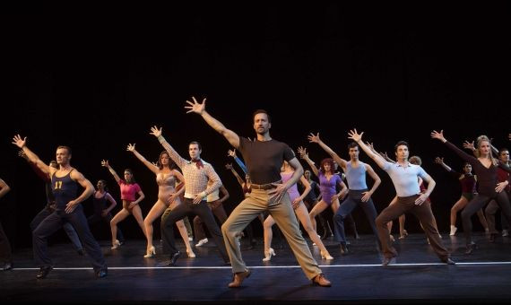 El elenco completo de 'A Chorus Line' durante un momento del musical / GRUP BALAÑA