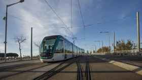 Tranvía circulando en la línea T4 / TRAM