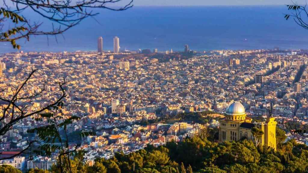 Vista panorámica de la ciudad de Barcelona con el mar de fondo