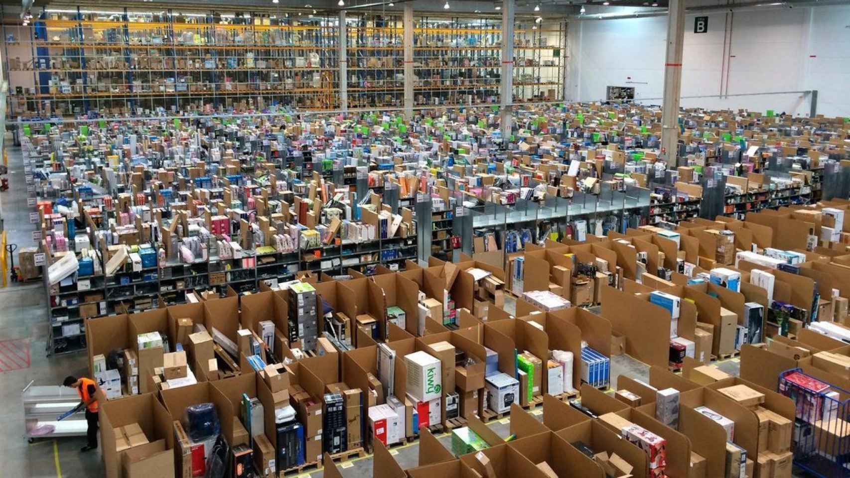 Interior de una sede de Amazon en España