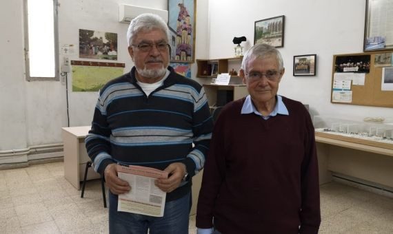 Roque Fernández y Vicente Jorge, en la Asociación de Vecinos Bellvitge.