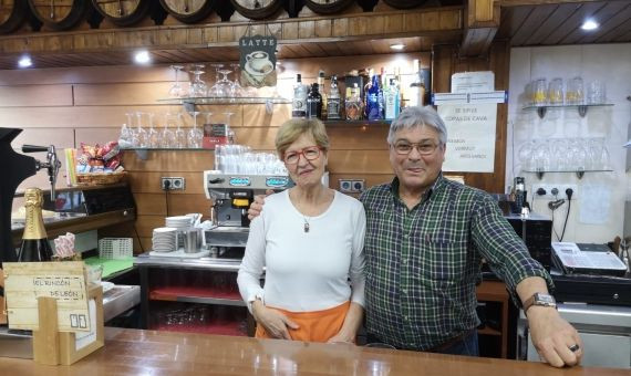 Tino y Clemen, detras de la barra de su restaurante.