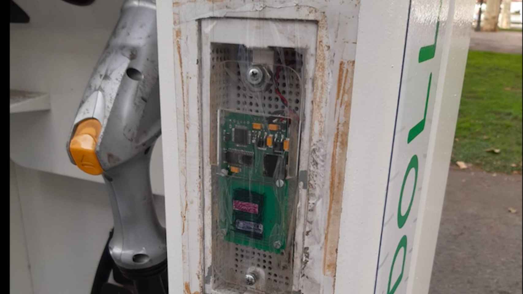 Vandalismo contra puntos de recarga de vehículos eléctricos en Barcelona, como este, en Pla de Palau / MA