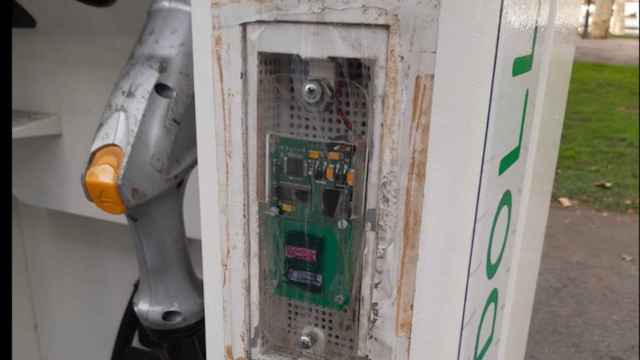 Vandalismo contra puntos de recarga de vehículos eléctricos en Barcelona, como este, en Pla de Palau / MA