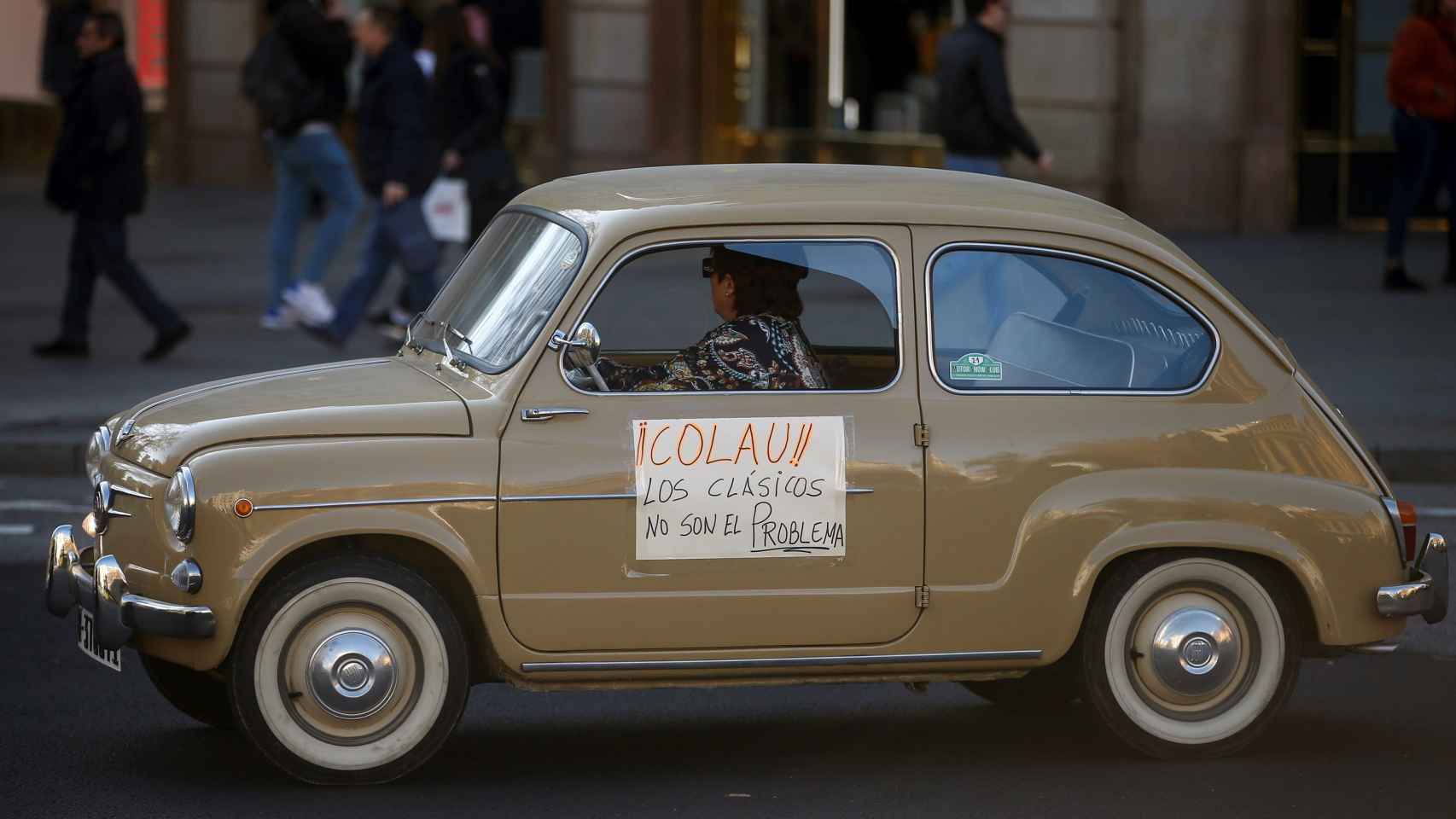 Cartel de protesta en uno de los vehículos de la manifestación de coches históricos contra el veto circulatorio de la Zona de Bajas Emisiones (ZBE) de Barcelona / EFE -