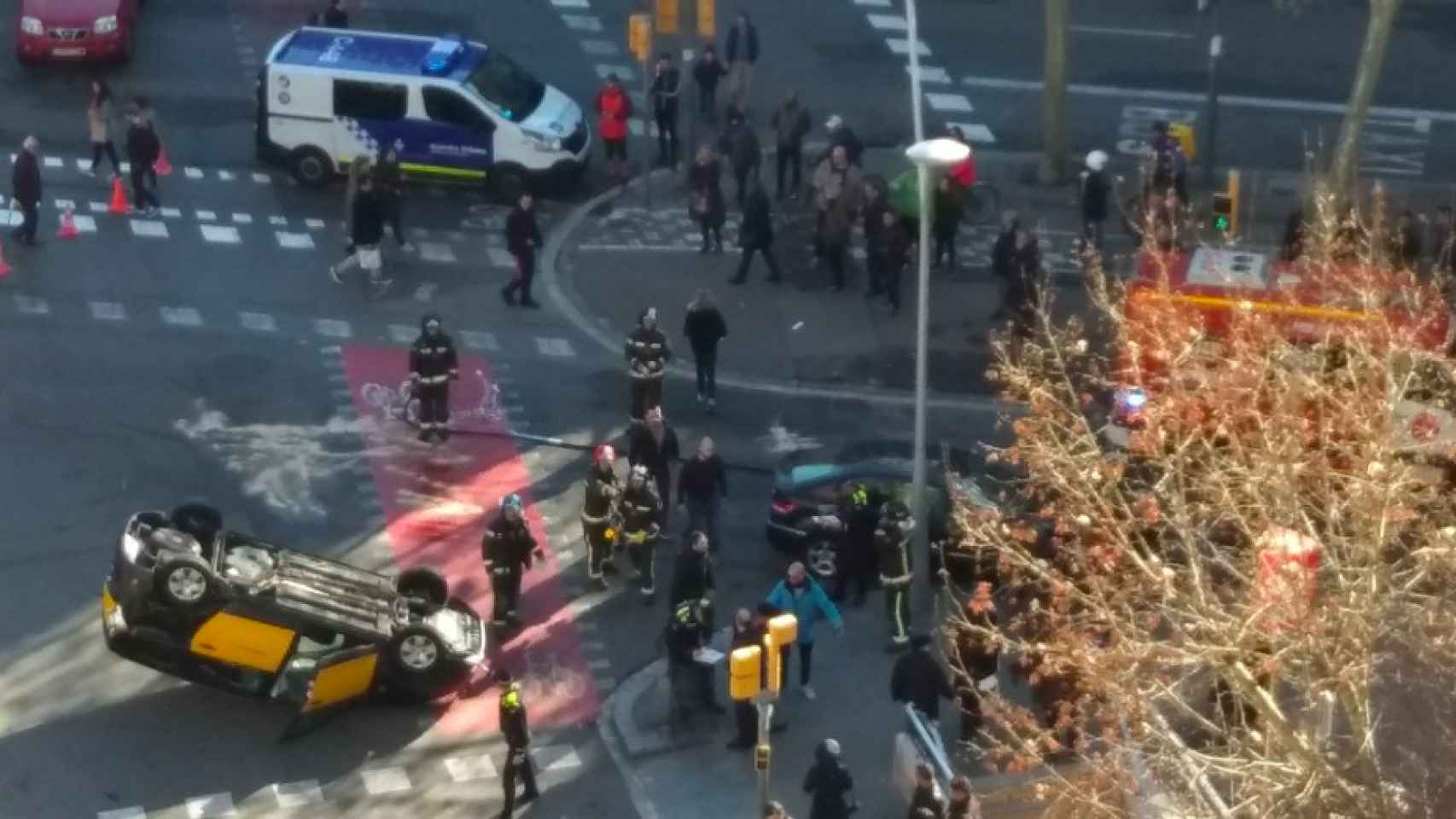 Un taxi ha dado una vuelta de campana en la Diagonal de Barcelona