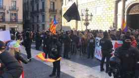 Concentración en plaza Sant Jaume entre simpatizantes de VOX e independentistas radicales / EP