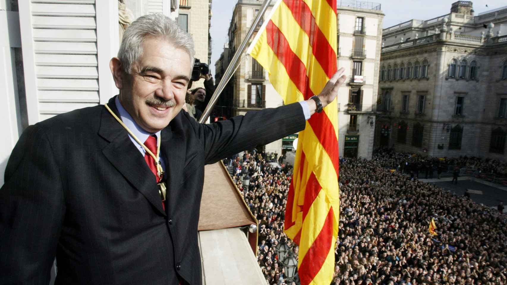 Imagen de archivo de Pasqual Maragall en el balcón de la Plaça Sant Jaume de Barcelona