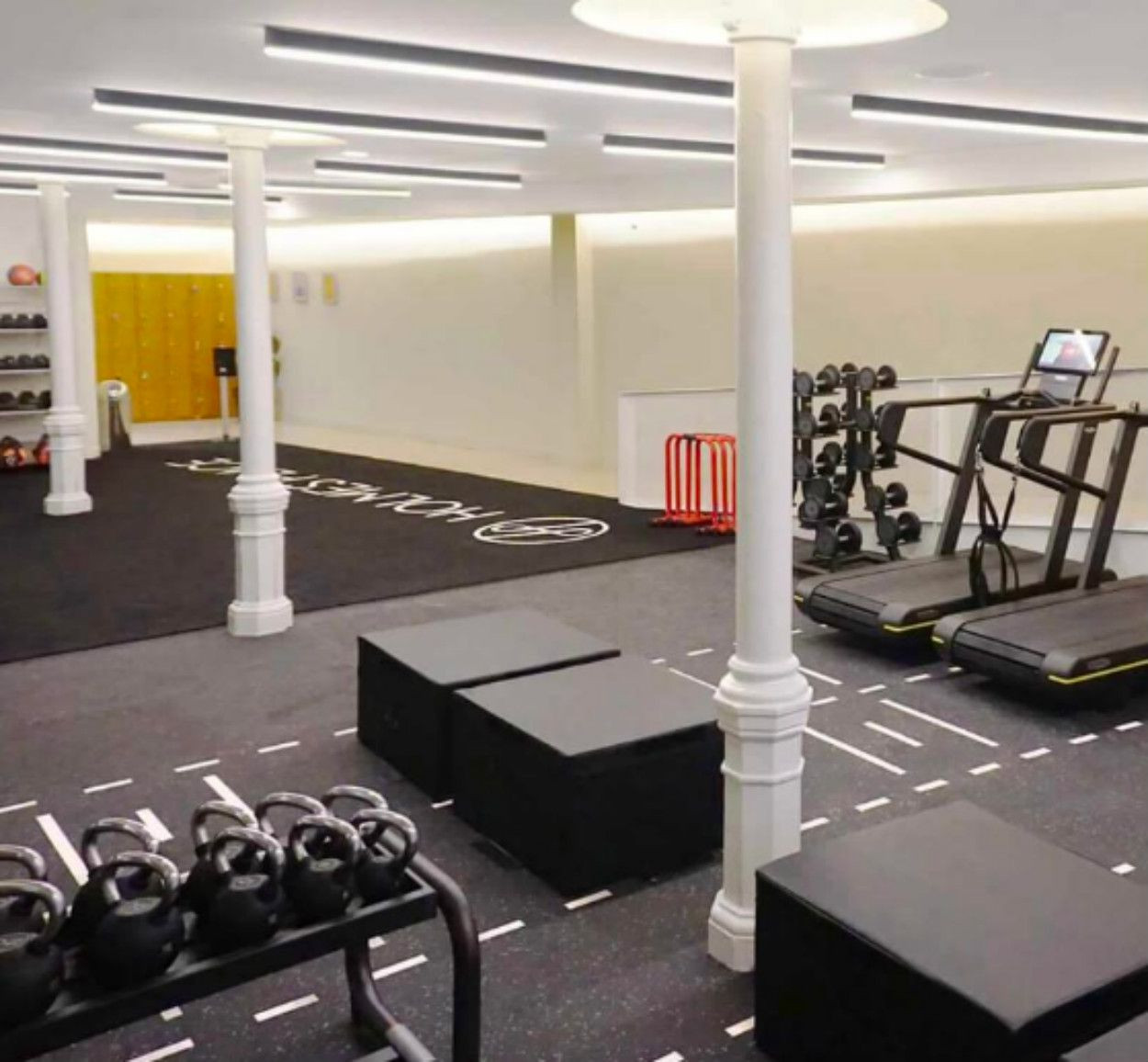 Gimnasio Holmes Place Balmes / HOLMES PLACE