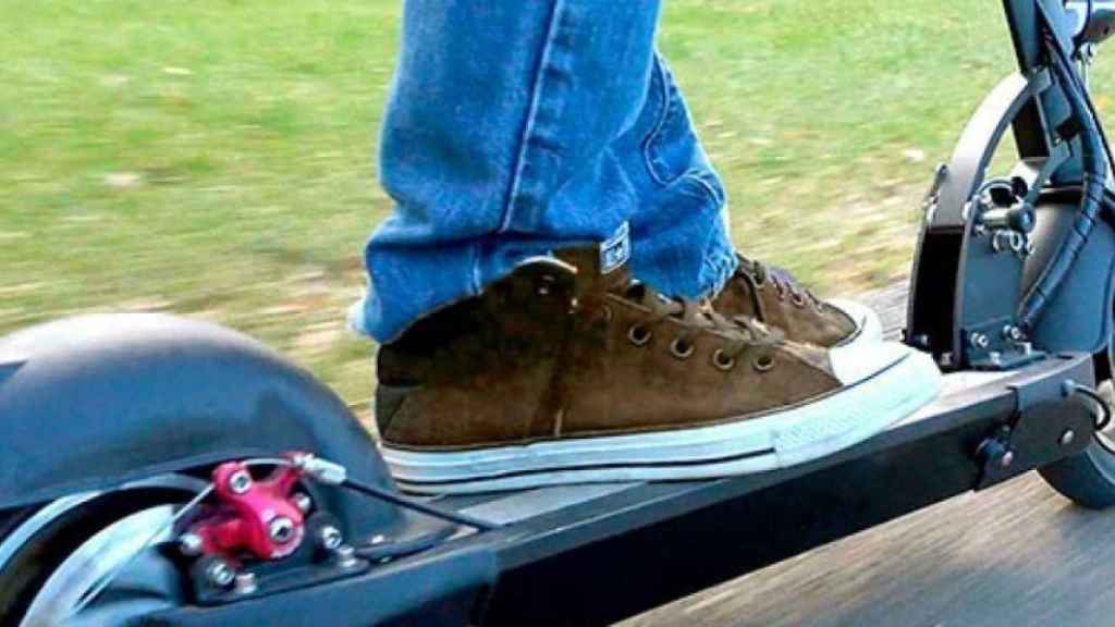 Un usuario circula en un patinete eléctrico, que se controlarán en l'Hospitalet / ARCHIVO