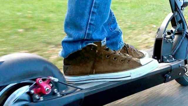 Un usuario circula en un patinete eléctrico, que se controlarán en l'Hospitalet / ARCHIVO