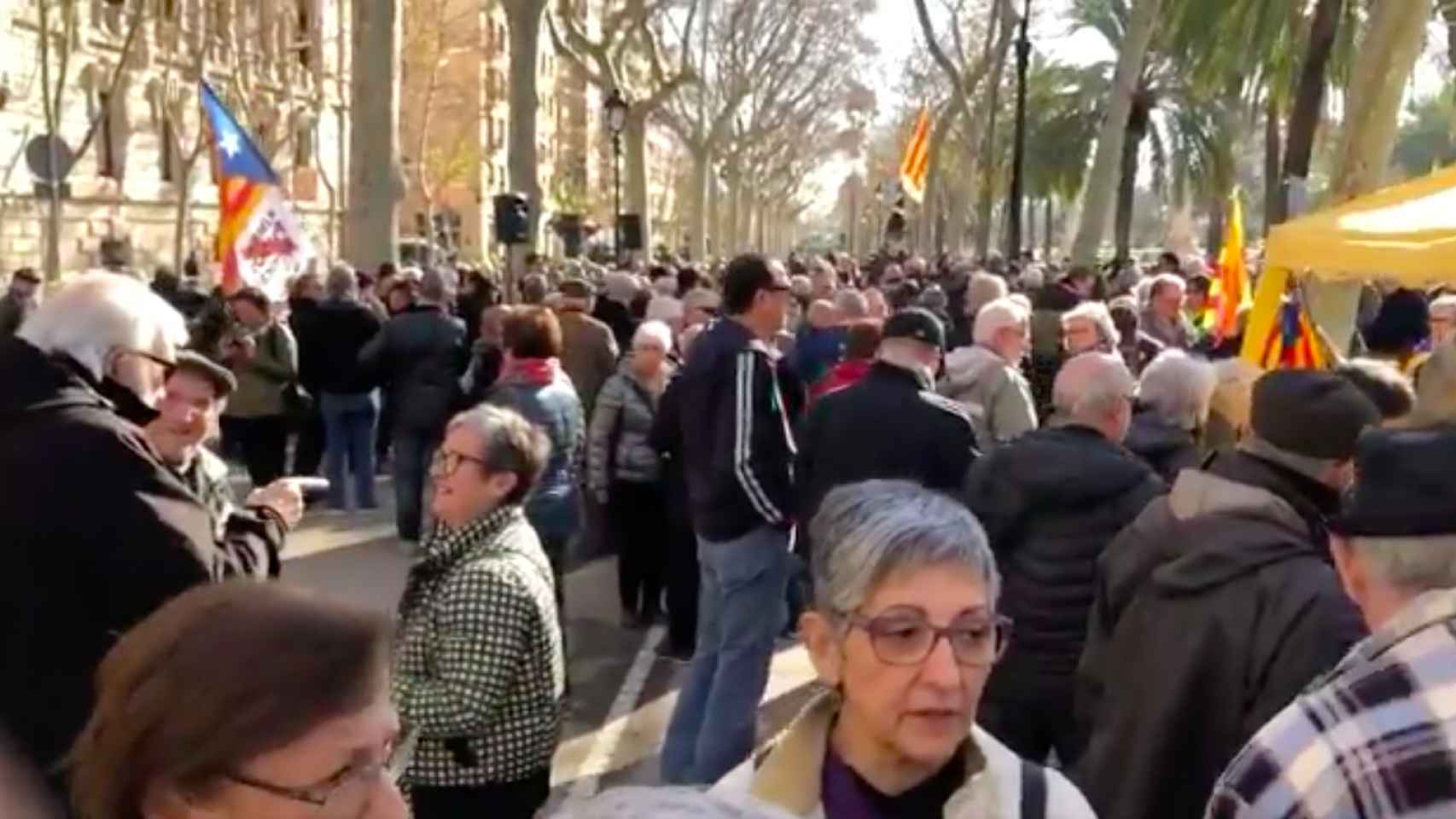 Manifestantes ante el Palacio de Justicia / JORDI BARÓ