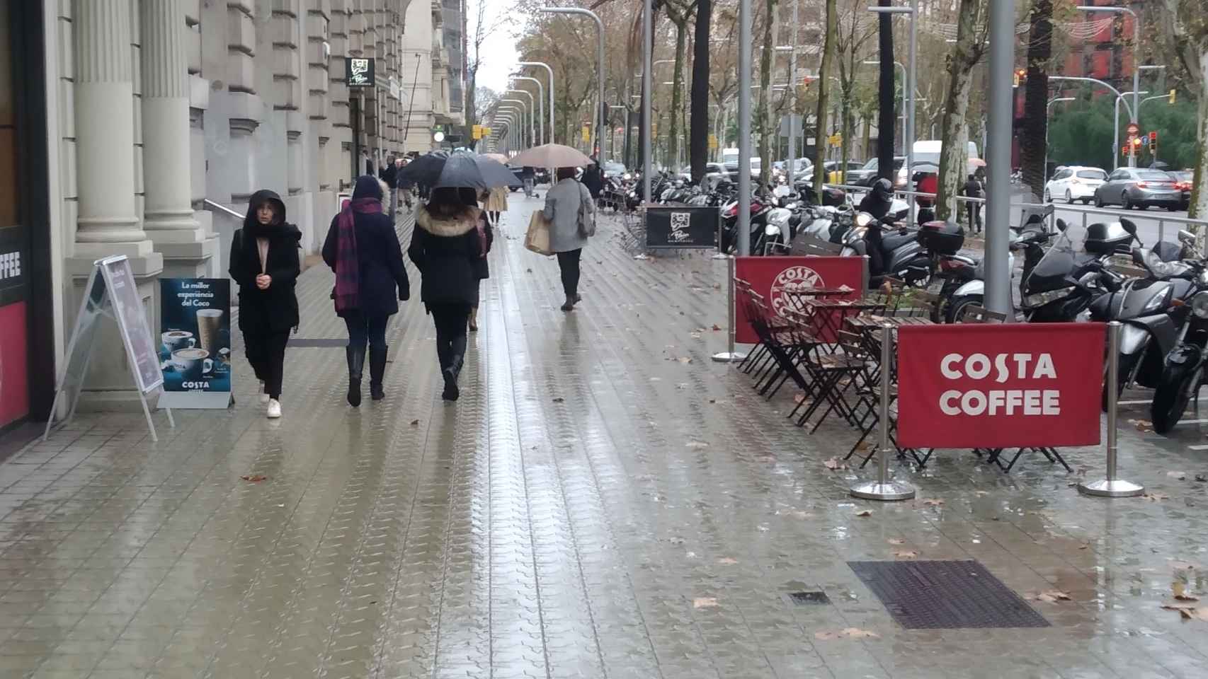 Dos terrazas en la Diagonal, el pasado viernes / JORDI SUBIRANA