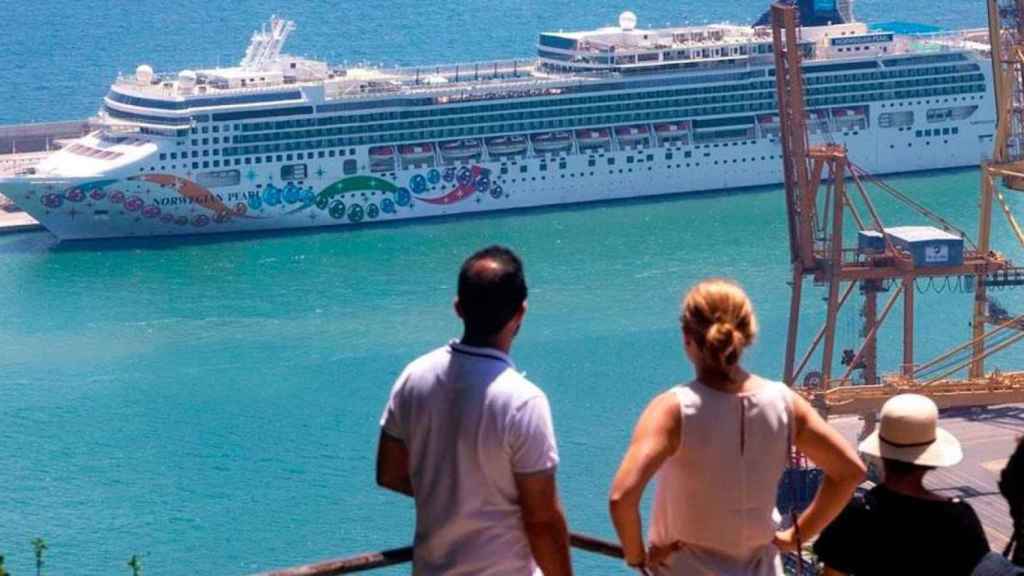 Turistas observan un crucero en el Port de Barcelona