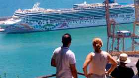 Turistas observan un crucero en el Port de Barcelona