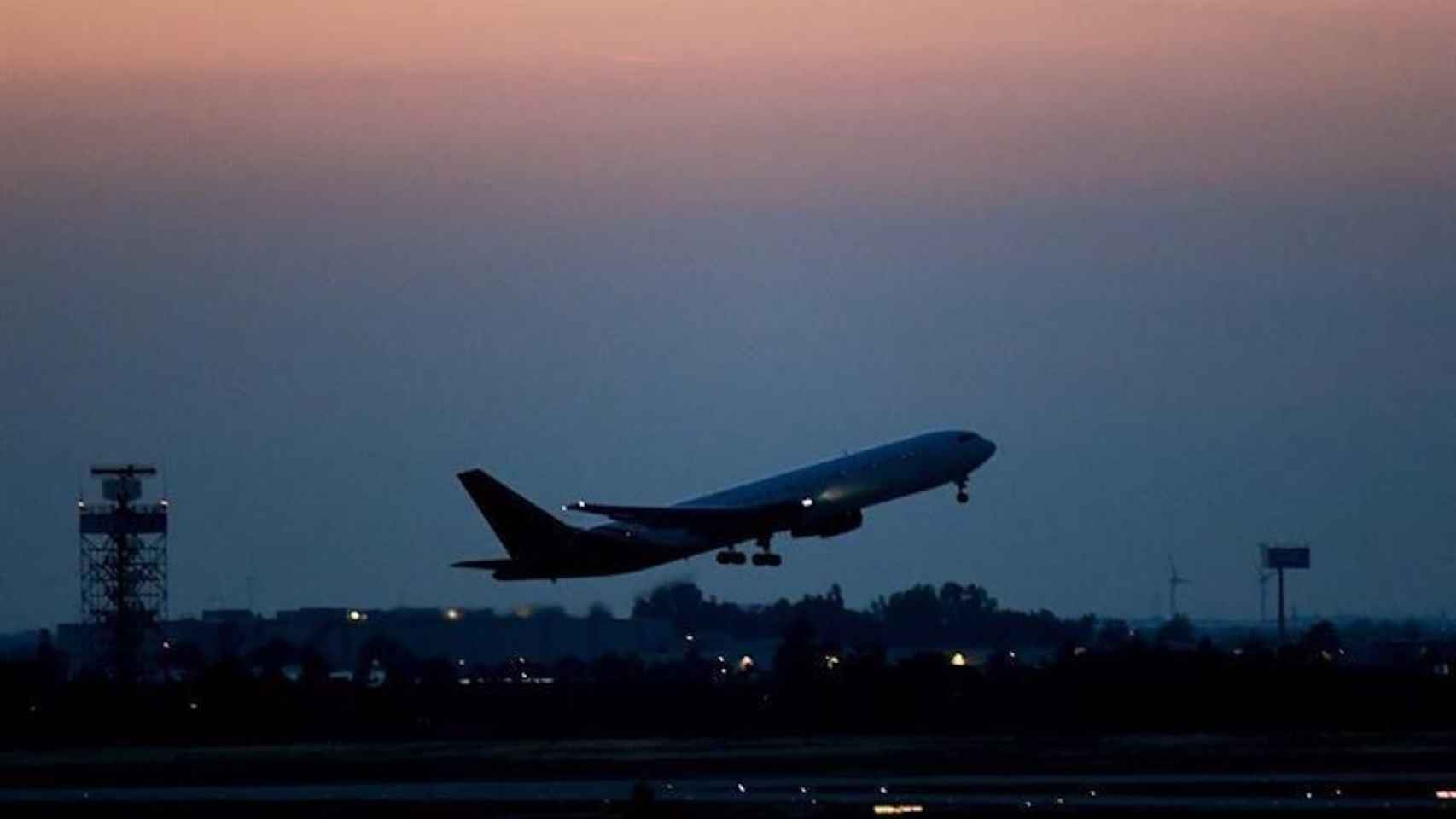 Una imagen de archivo de un avión despegando de un aeropuerto / EFE