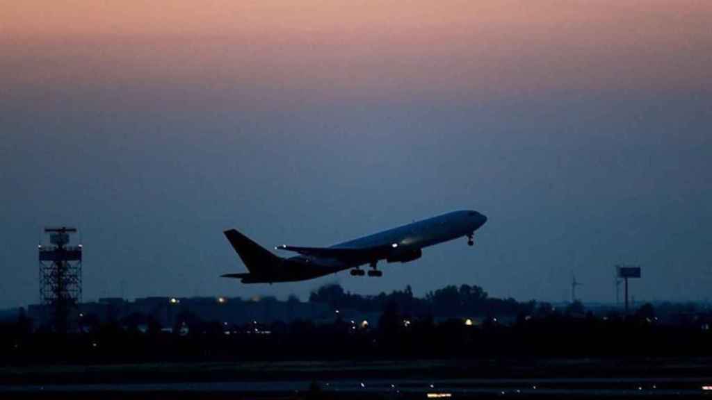 Una imagen de archivo de un avión despegando de un aeropuerto / EFE